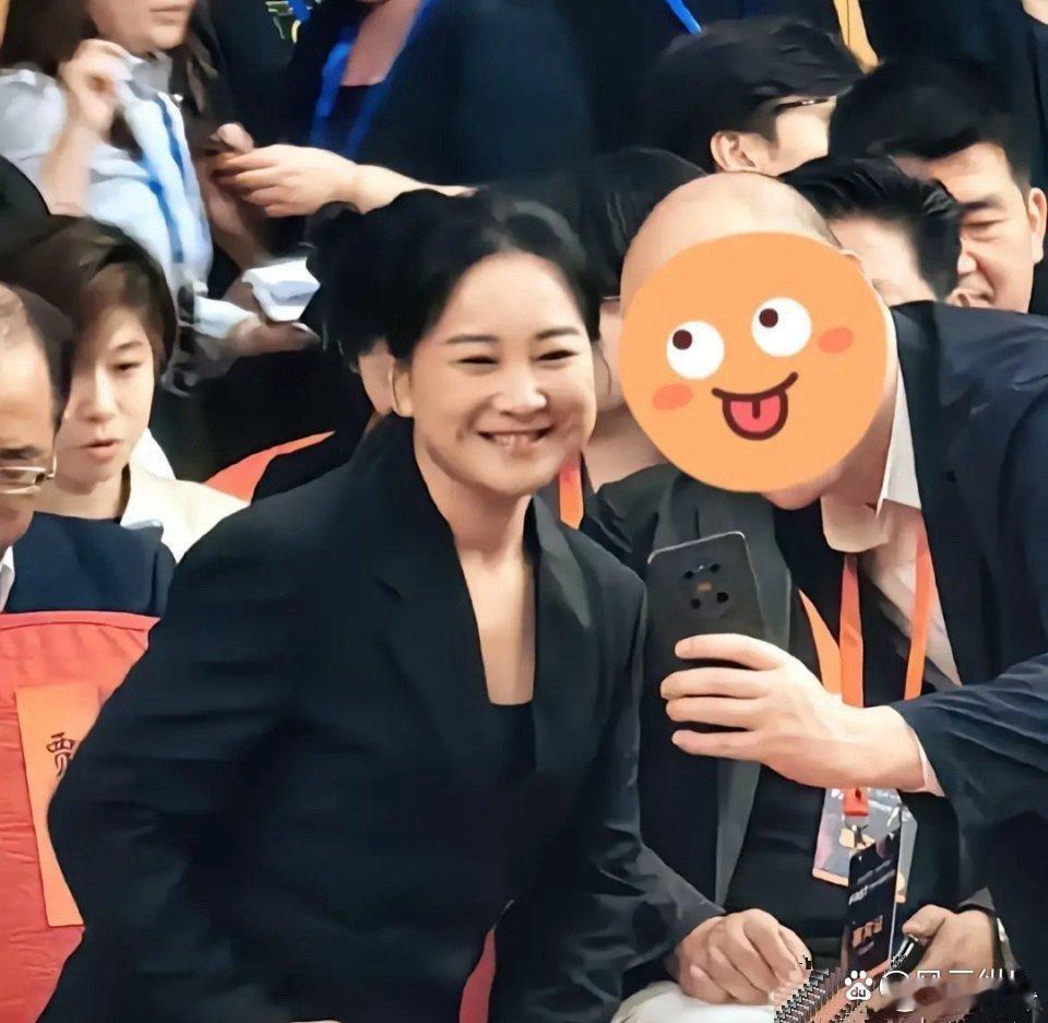 突然觉得以前的贾玲马上要回来了，她又开始大笑了，脸上的褶子也少了 ​​​