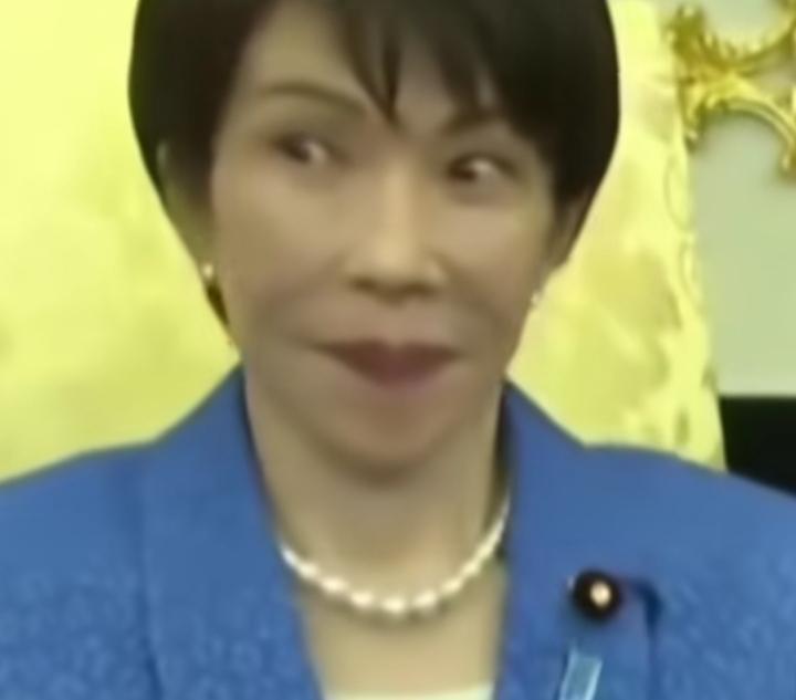 这眼神绝了！
“没人比日本更懂偷袭了”，特朗普一句话，日本首相高市早苗被架在火上