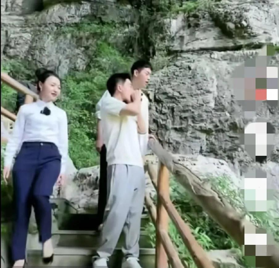 太逗了！今天，董宇辉走到一个空旷的山洞时，他大声喊了一句：

“喔！你是谁？”
