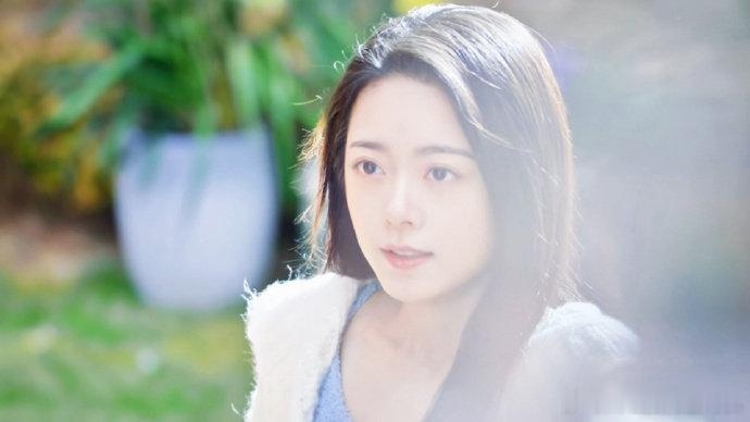 赵今麦穿着西瓜色毛衣吃着西瓜来见聂曦光捏西瓜赵今麦西瓜塑 赵今麦西瓜塑，是赵今麦