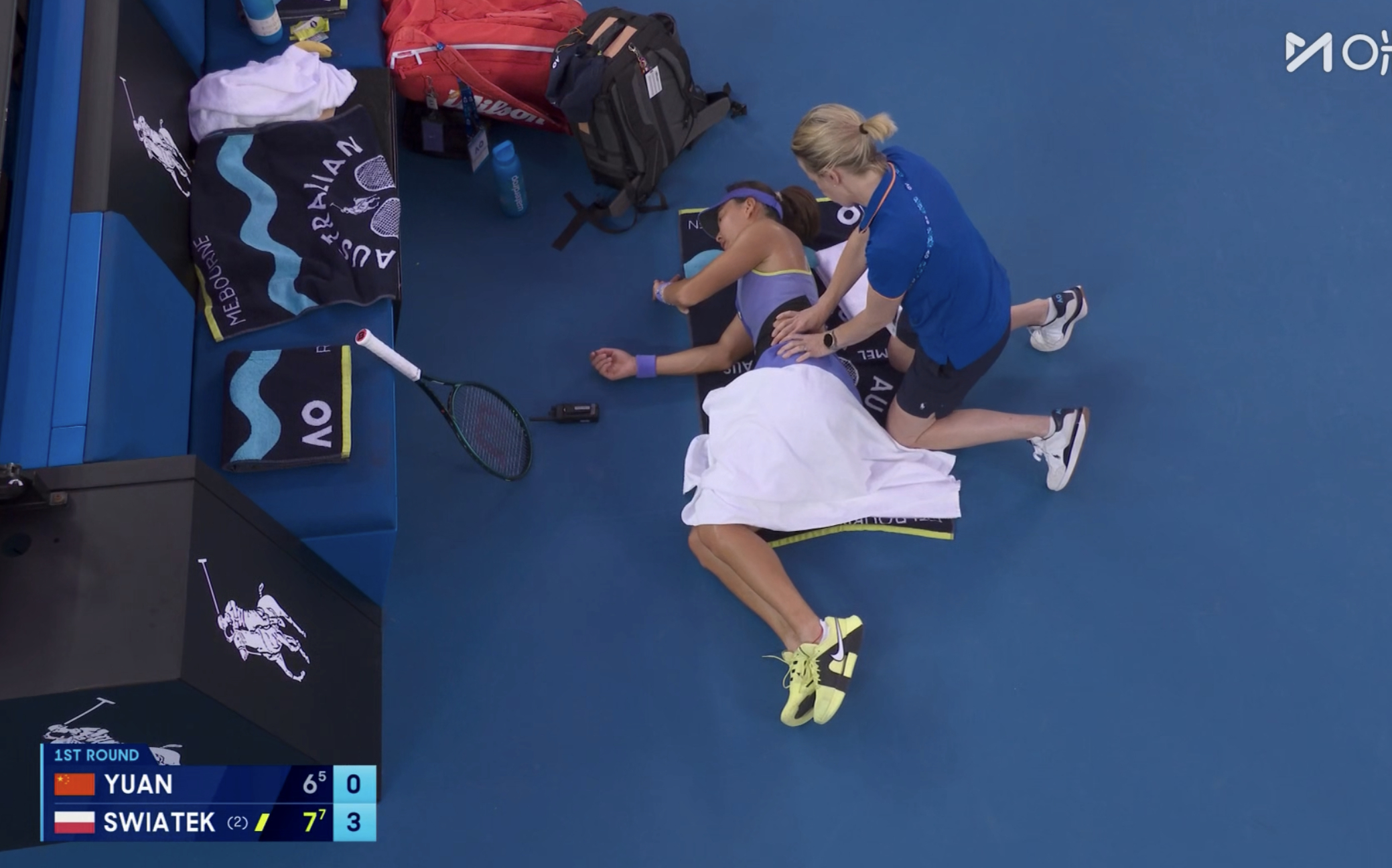 袁悦现场按摩和治疗腰部，羽毛球只能话疗网球talking大会