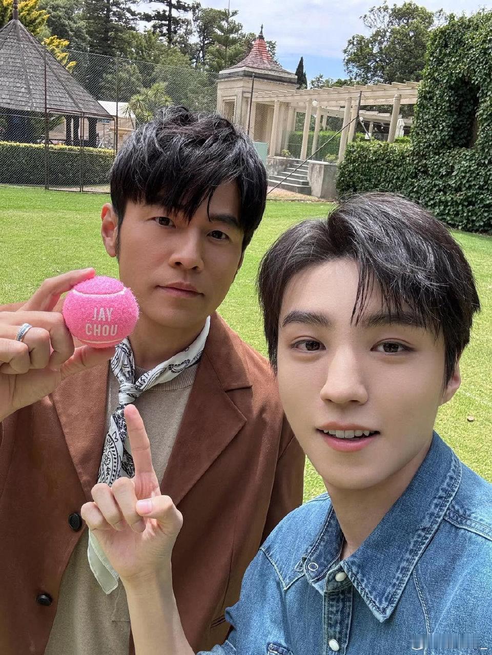 王俊凯周杰伦ins合照幸福上了