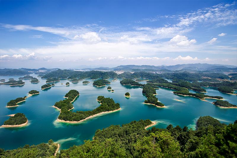 清明时节雨纷纷 ，路上尽是祭奠人 。
怀念亲人悲泪洒，除草添土坟貌新。
心中尽孝