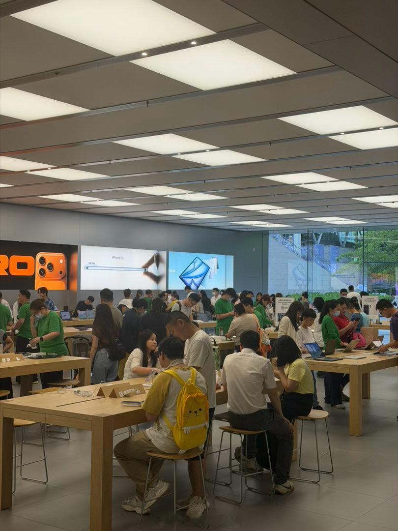 OMG…Apple Store真的就是每时每刻都这么多人吗？今天陪朋友来天才吧修
