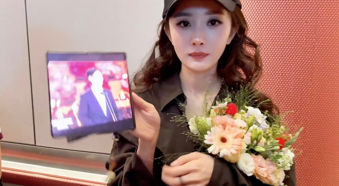 杨幂下回别再拍了杨幂平地摔 杨幂：不收徒但是姐，这已经不是收不收徒的问题了，这是