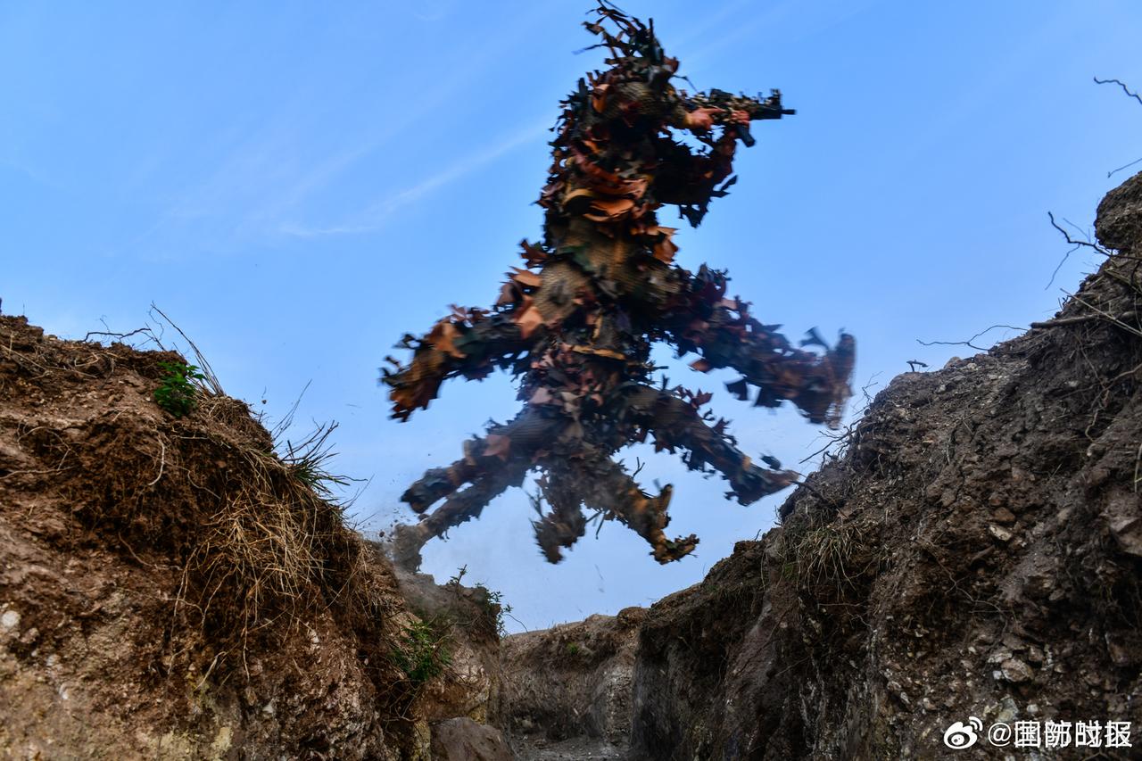 这张图片有意思，吉利服大吉大利