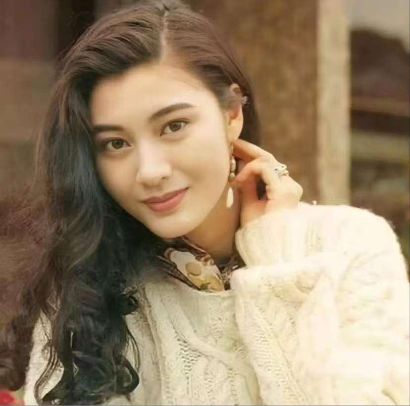 当年，李嘉欣38岁嫁给许晋亨，但她不想生孩子。婆婆霸气地说：“不想生孩子就滚蛋，