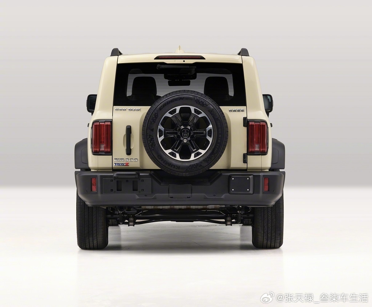 新款坦克300来啦！老款车长4750mm，轴距2750mm。新款车长4886mm