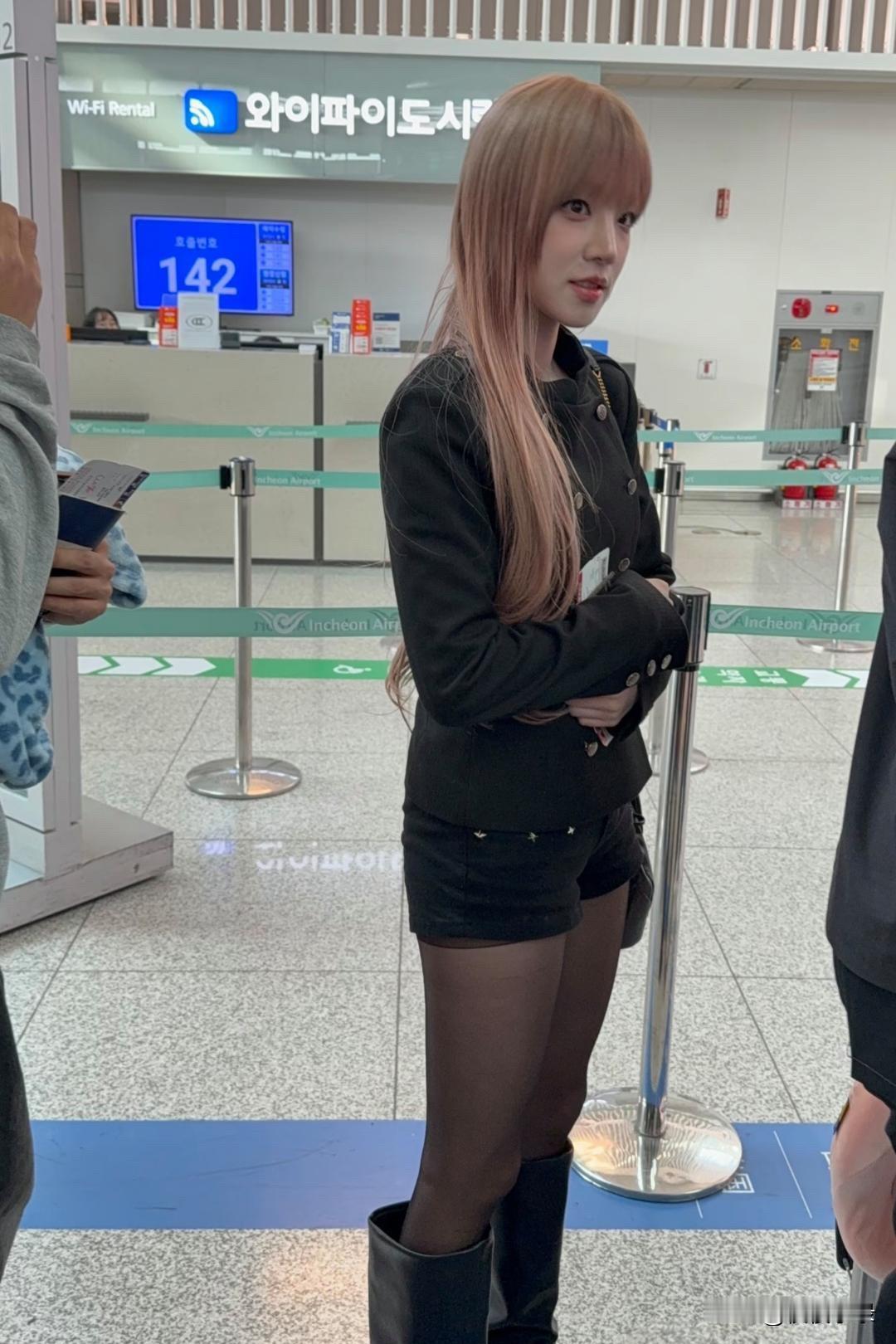 宋雨琦在韩国仁川机场被偶遇，她染了一头棕发，穿着黑丝袜和长筒靴，身材比例超好，又