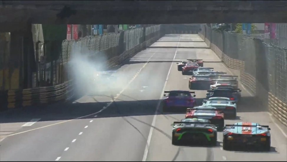 第二起步的叶一飞被后方赛车接连超越掉到第五，“比利时子弹”Alessio Pic