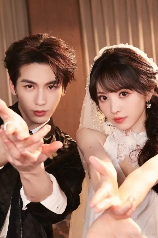 张凌赫田曦薇经纪人庆功宴敬酒！这俩人和解已经很明显了，当年确实为了李一桐，邓伦，