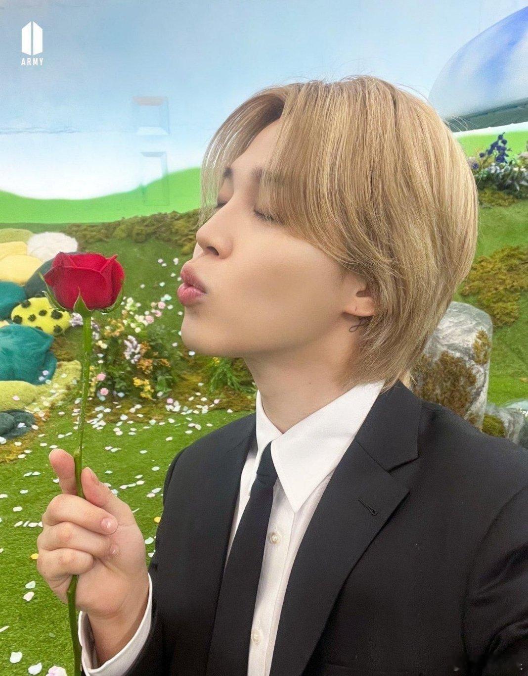 朴智旻智旻在由Idol Champ承办、《福布斯韩国》发起的“哪位偶像最受全世代