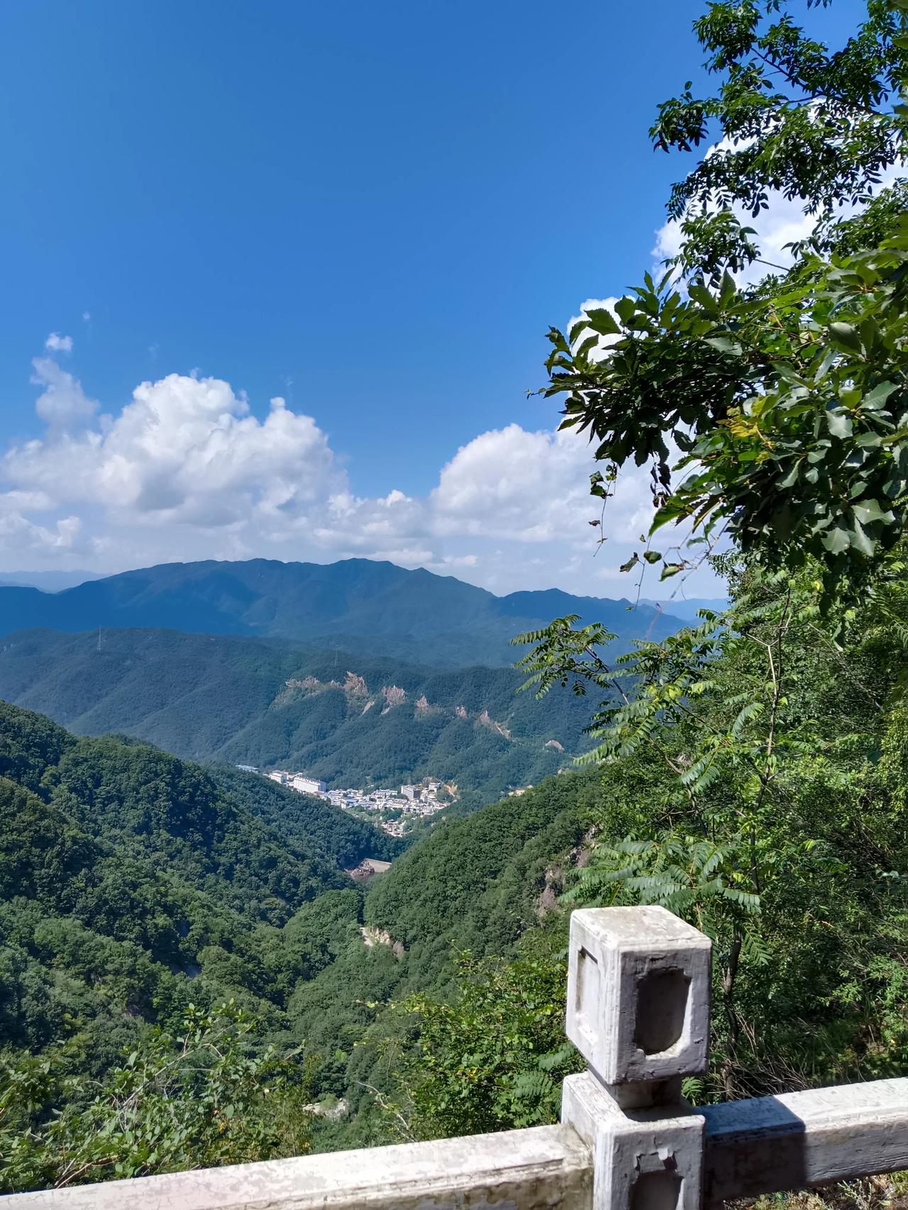 木札岭，蓝天白云。2023.08.24