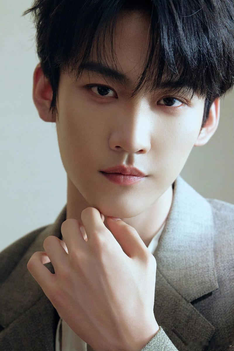 周柯宇 最会演处男的男的 那股纯纯的处男味简直焊在身上！茶里茶气又带点小剑的小奶