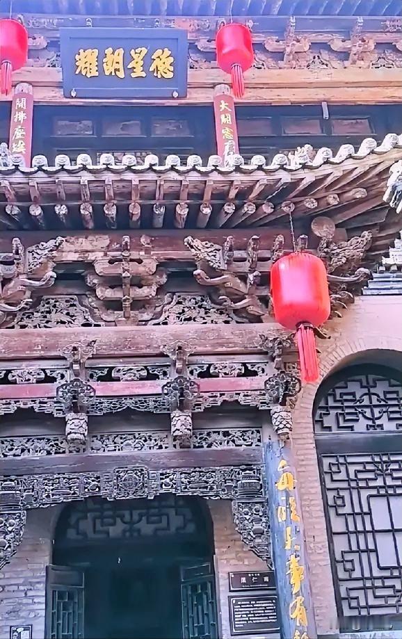 今天从太原回到了祁县，
住在大姨家，
在姨夫的陪同下，
逛了祁县渠家大院。
为什