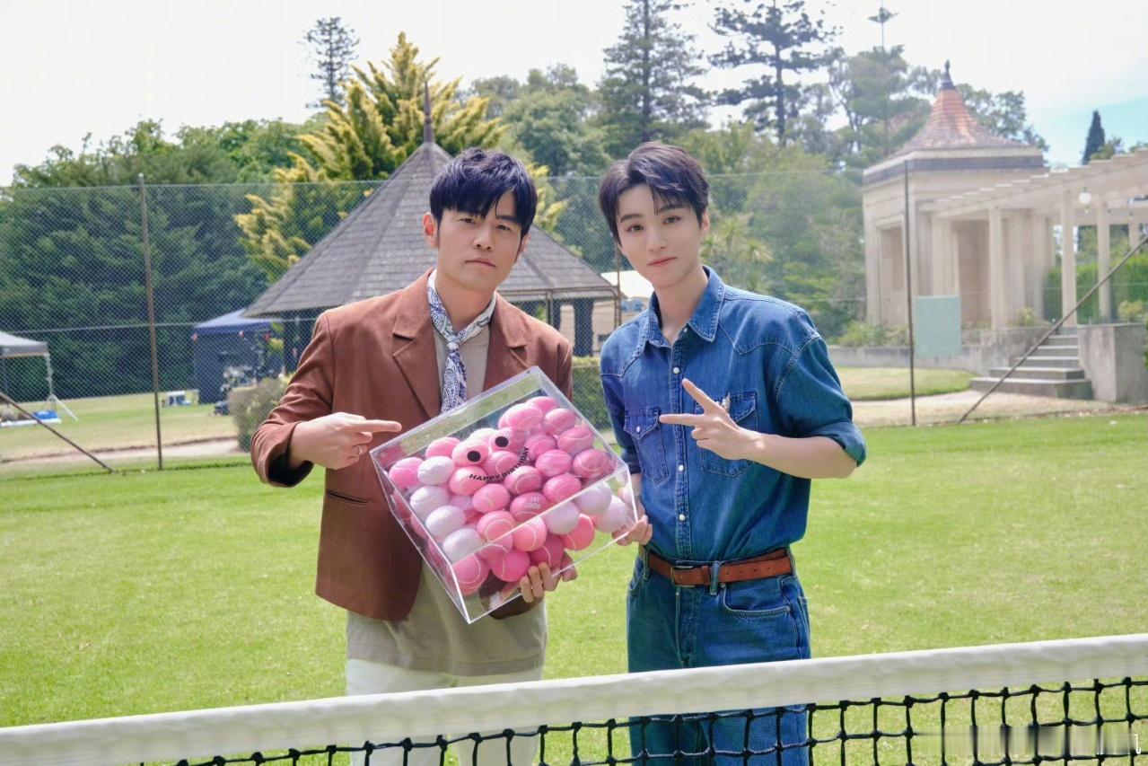 娱乐王俊凯还有和周杰伦的合照 王俊凯晒和周杰伦的新合照，还说没想到吧，还有！王俊