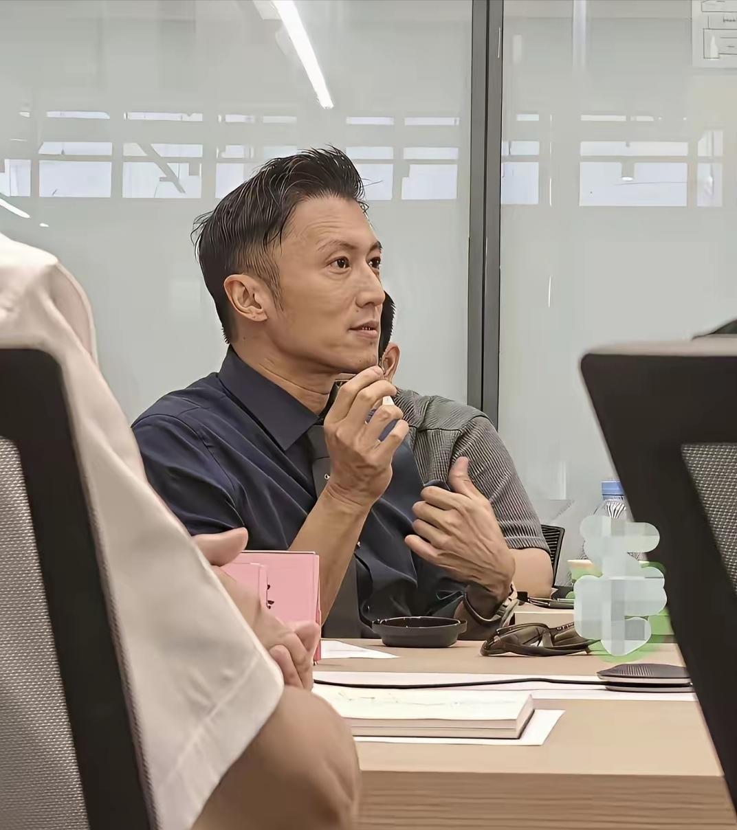 纯素颜，没美颜滤镜的男歌手，还是那么帅，你猜猜他是谁？