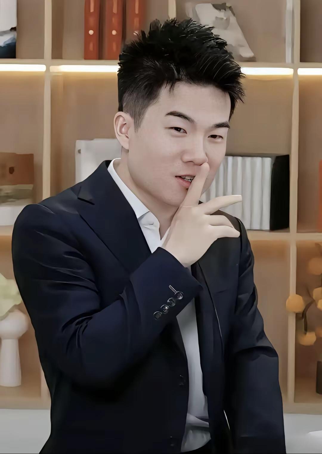 刷到林诗栋捐2万的动态时，我正对着手机里“某明星捐500万”的热搜发呆。
 
不