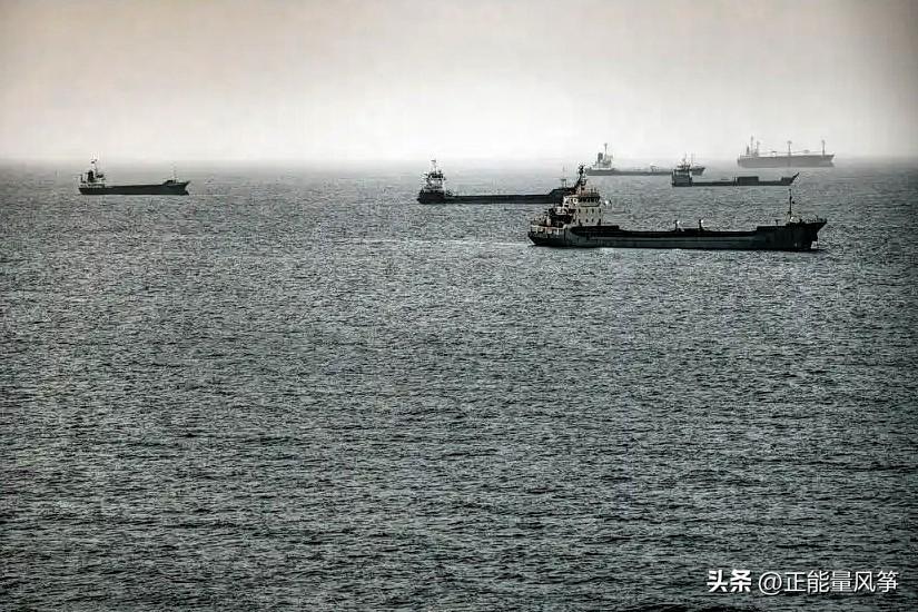 【突发！伊朗无人机袭击新加坡货船，霍尔木兹海峡又炸锅了】

一艘新加坡籍货船在霍