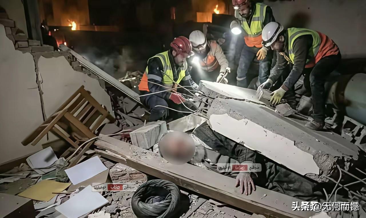 哈梅内伊死后呈现出什么样的状态？第一张照片非常像，虽然头部被遮挡住了，但是根据旁