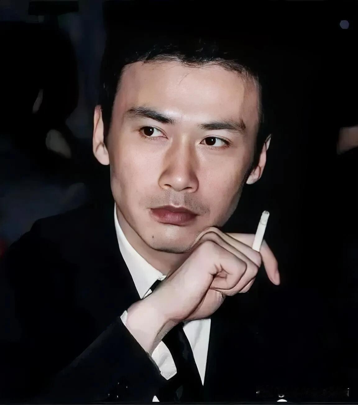 内娱颜值的天花板 ，第一帅哥当之无愧，这样的颜值比严屹宽和周里京帅。鼻子高挺笔直