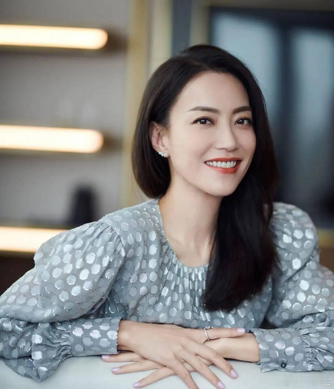 但霍汶希就是有这个本事，每一次都能把局面稳住，让谢霆锋有机会重新出发。这种能力不