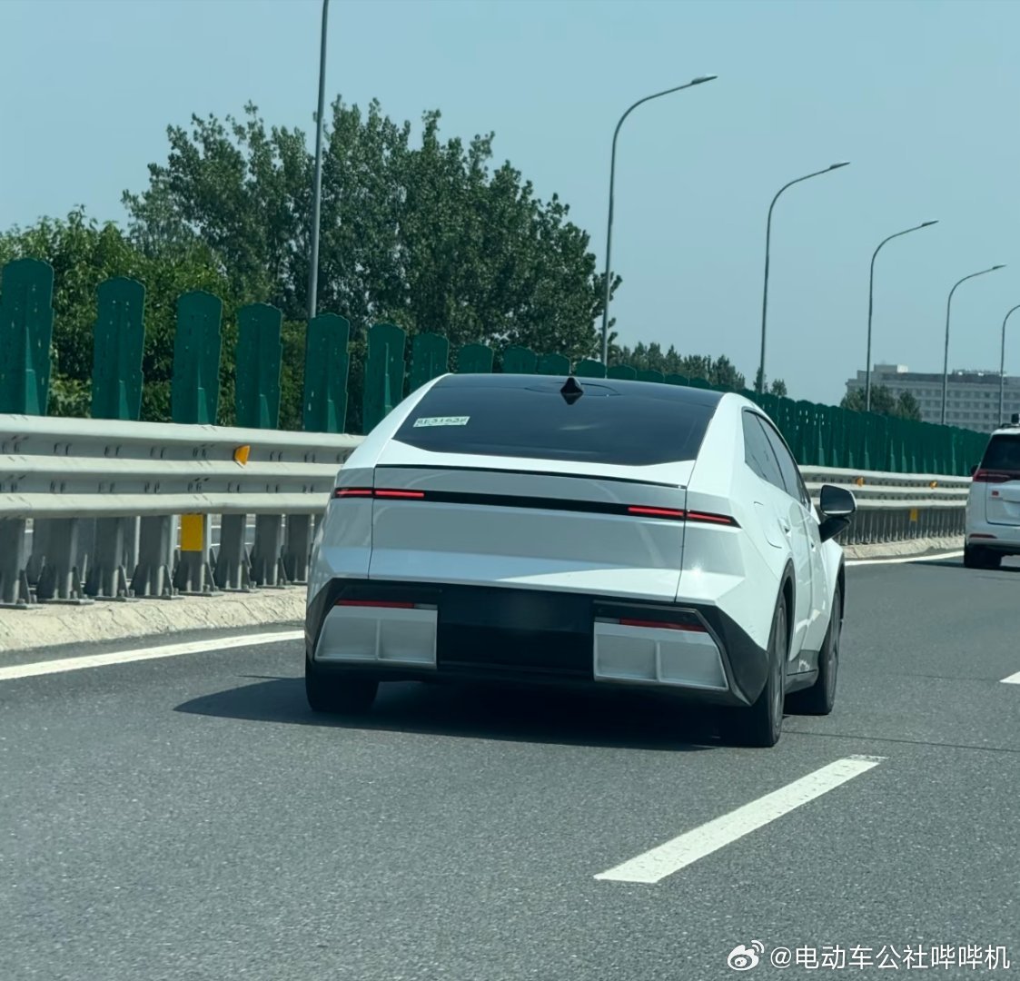 北京现代艾尼氪V的路测车，看着够特别吧