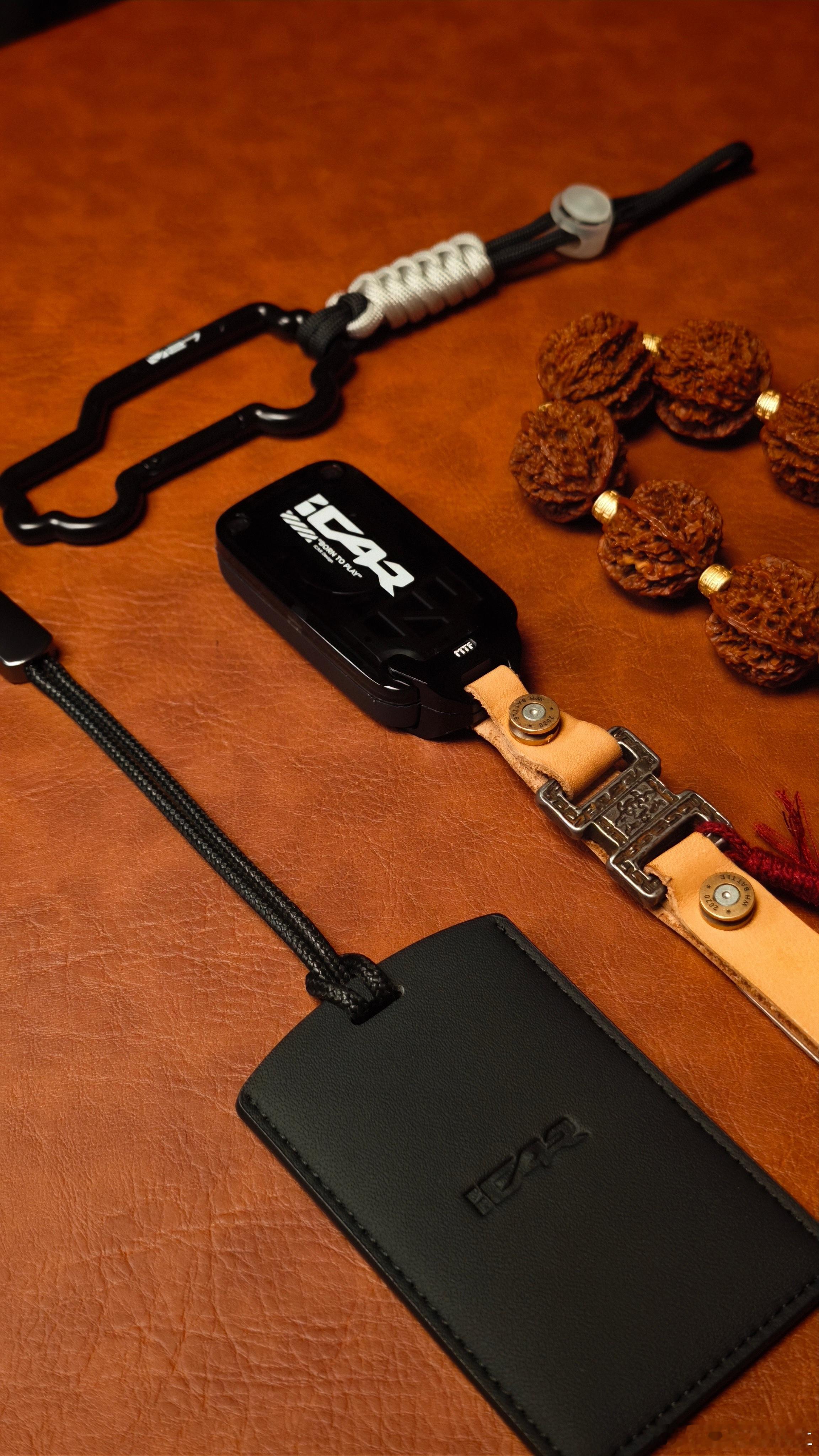 昨天拿上了之前给我纯手工制作的幸运钥匙链，准备好工具，每颗螺丝都自己拧到了完美的