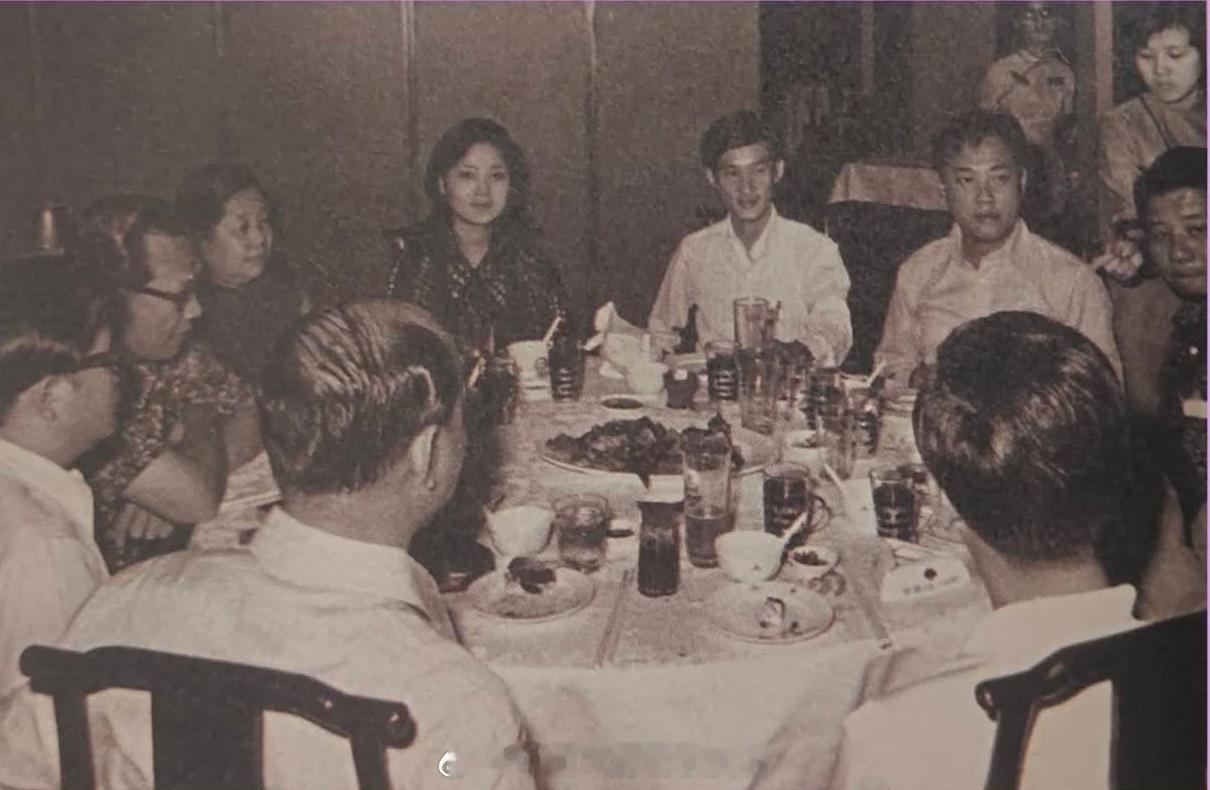 1973年8月，越南宴会。（FB）邓丽君