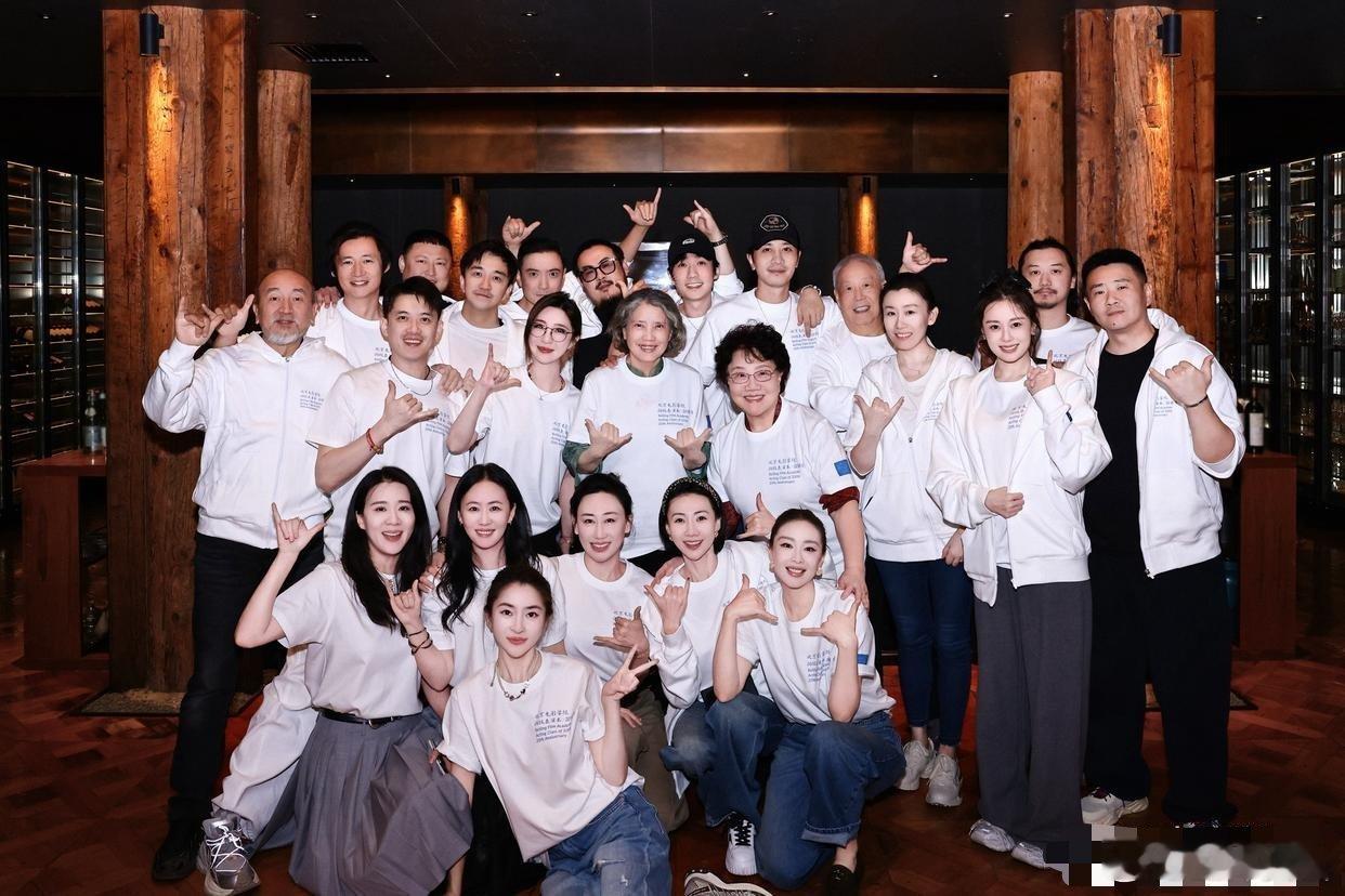 北电06级20周年同学聚会合照曝光！一众演员同窗相聚，身穿统一白T合影。时隔二十