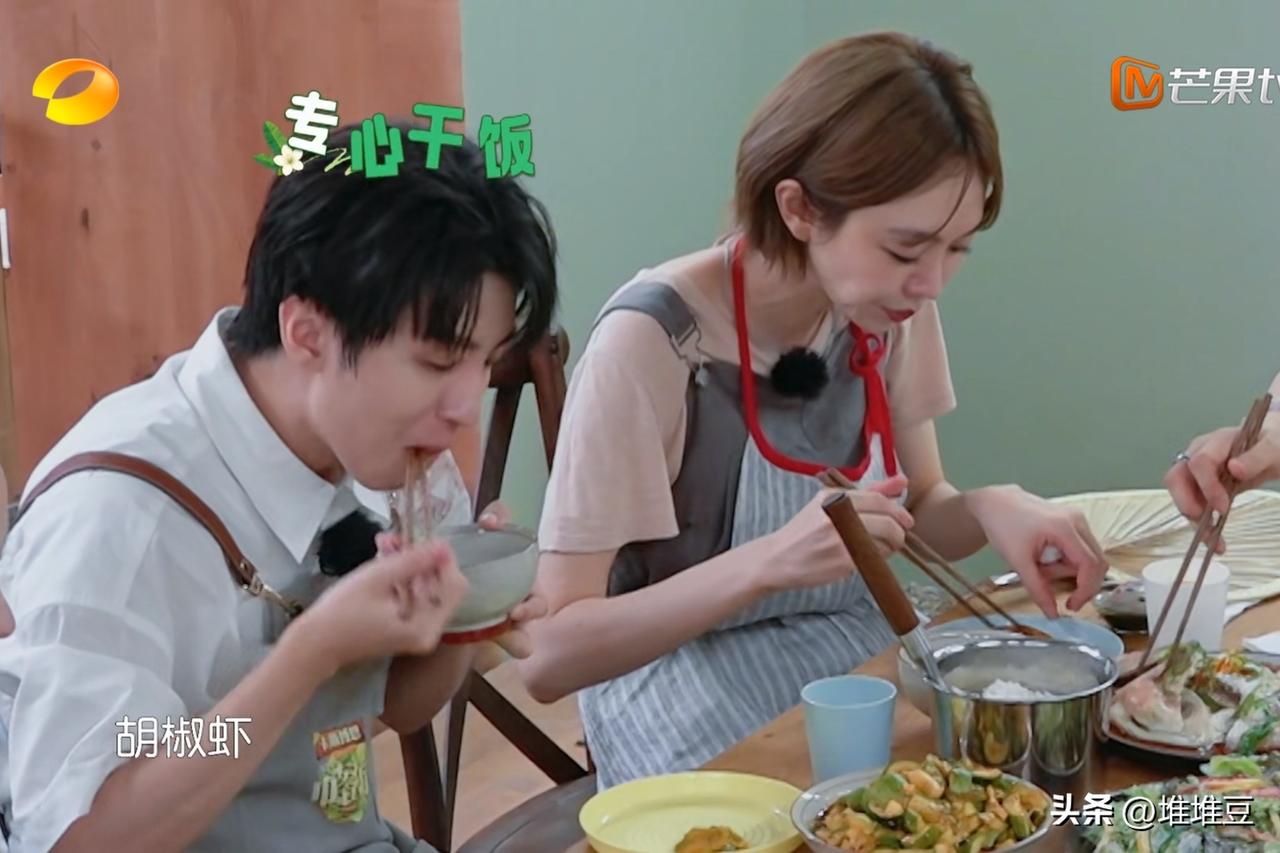 在中餐厅里，面对着美食，王俊凯在狼吞虎咽，而一旁的昆凌，则细嚼慢咽动作优雅。但最