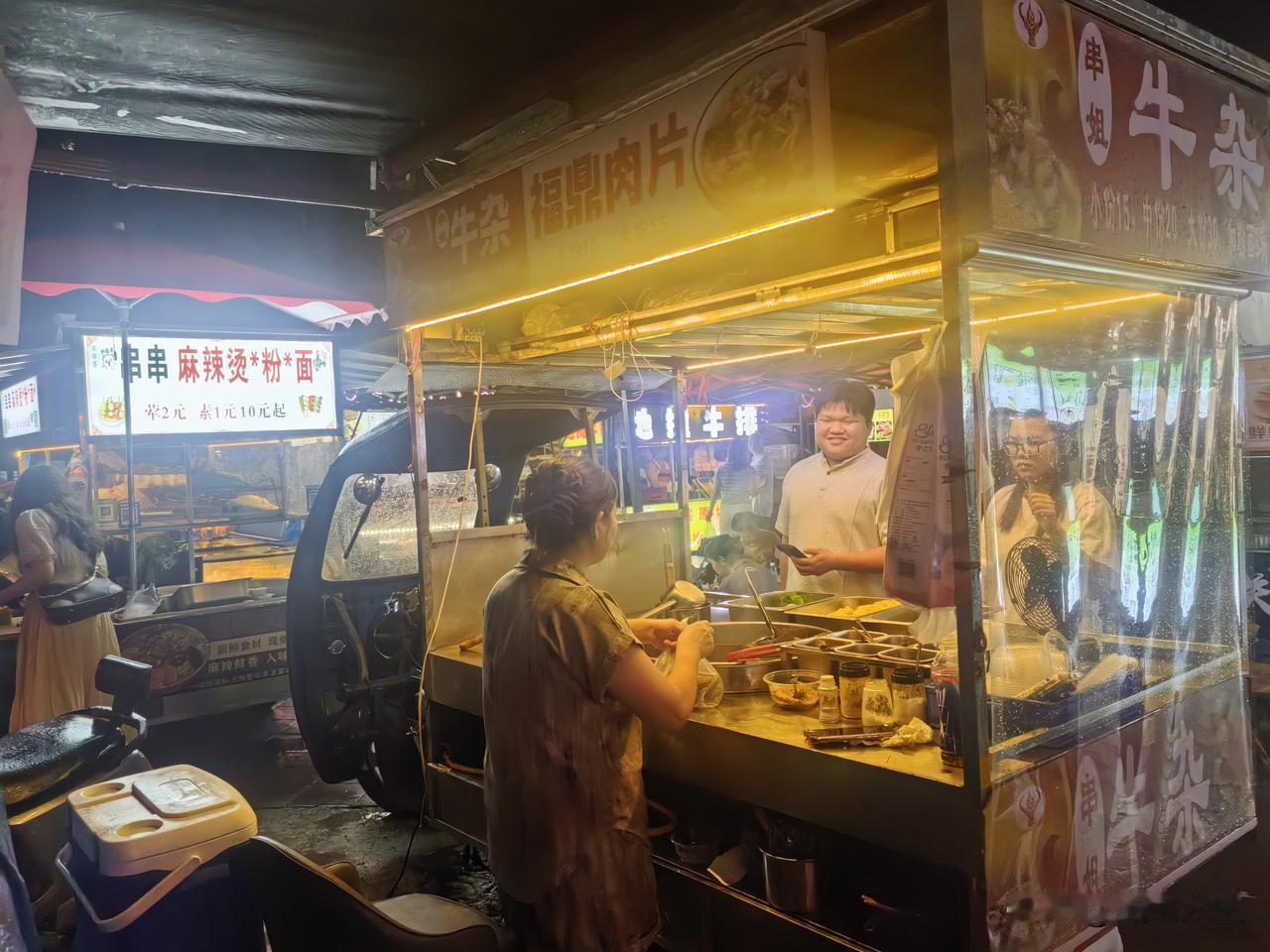 小区外沿街夜宵摊一到晚上格外热闹，常来光顾，和几位摊主渐渐熟络。久而久之反倒多了
