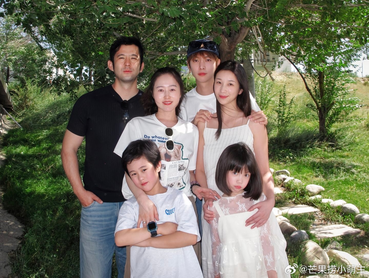 沐言一家马立奥一家同框沐言一家马立奥一家合照 沐言一家马立奥一家同框，一方水土养