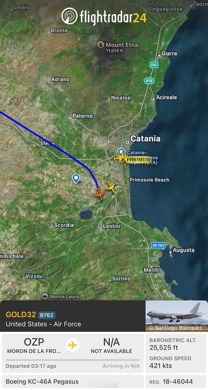 美国加油机 KC-64A“飞马”号正护送多架 F-35 战斗机前往西亚地区。海外