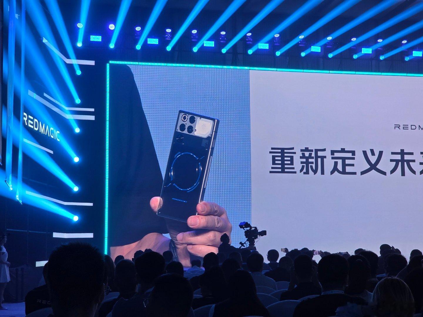 这就是红魔11 PRO 得的外观，机身采用了纯平设计，同时机身背面采用了水冷设计