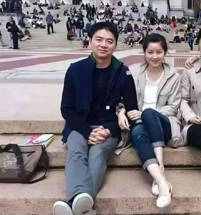 这会的刘强东三十八岁，章泽天十八岁，刚认识不久 