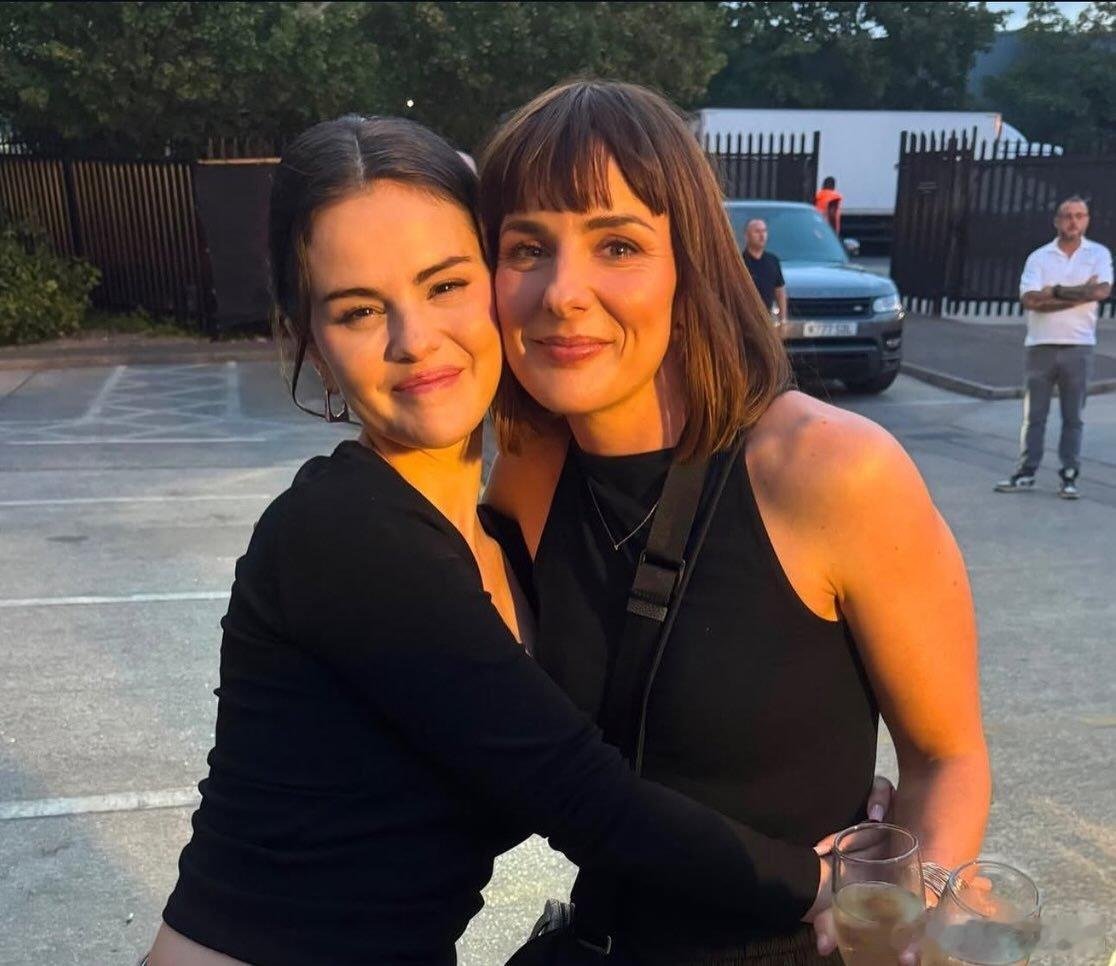 更多SelenaGomez[超话] 赛琳娜戈麦斯在《大楼里只有谋杀》第六季杀青派