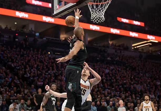 戈贝尔在季后赛开始前还被骂得体无完肤，也没人看好他在季后赛中能防住约老师。结果打