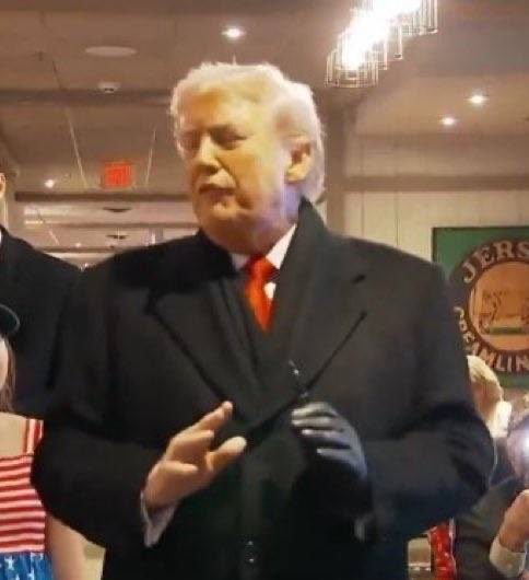 🔻特朗普左手戴着手套。热点现场海外新鲜事美国前总统反对美国现政府