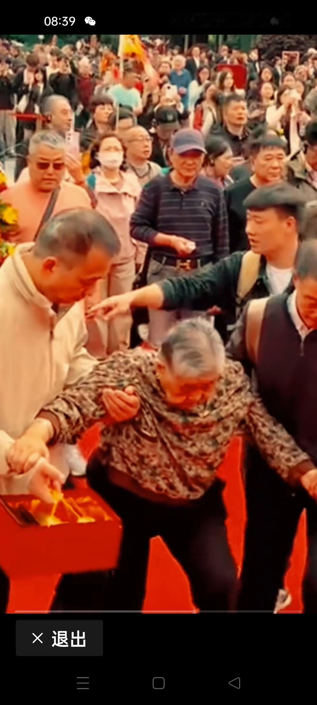 看看吧，这波澜壮观的场面是多么的感人，这就是民心所向，这就是信仰的力量，已经是白