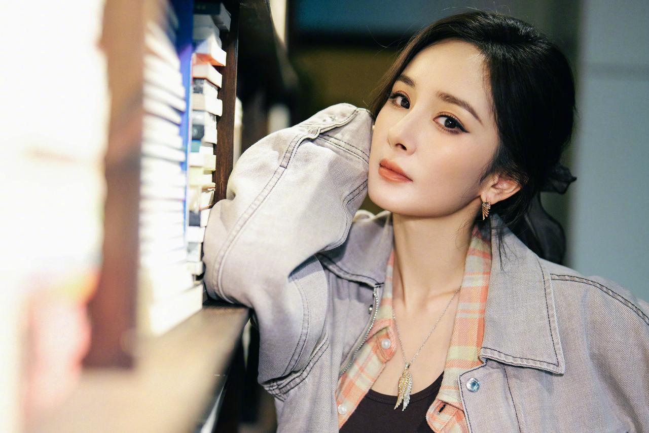 杨幂鲨鱼裤杨幂身材 杨幂穿搭造型