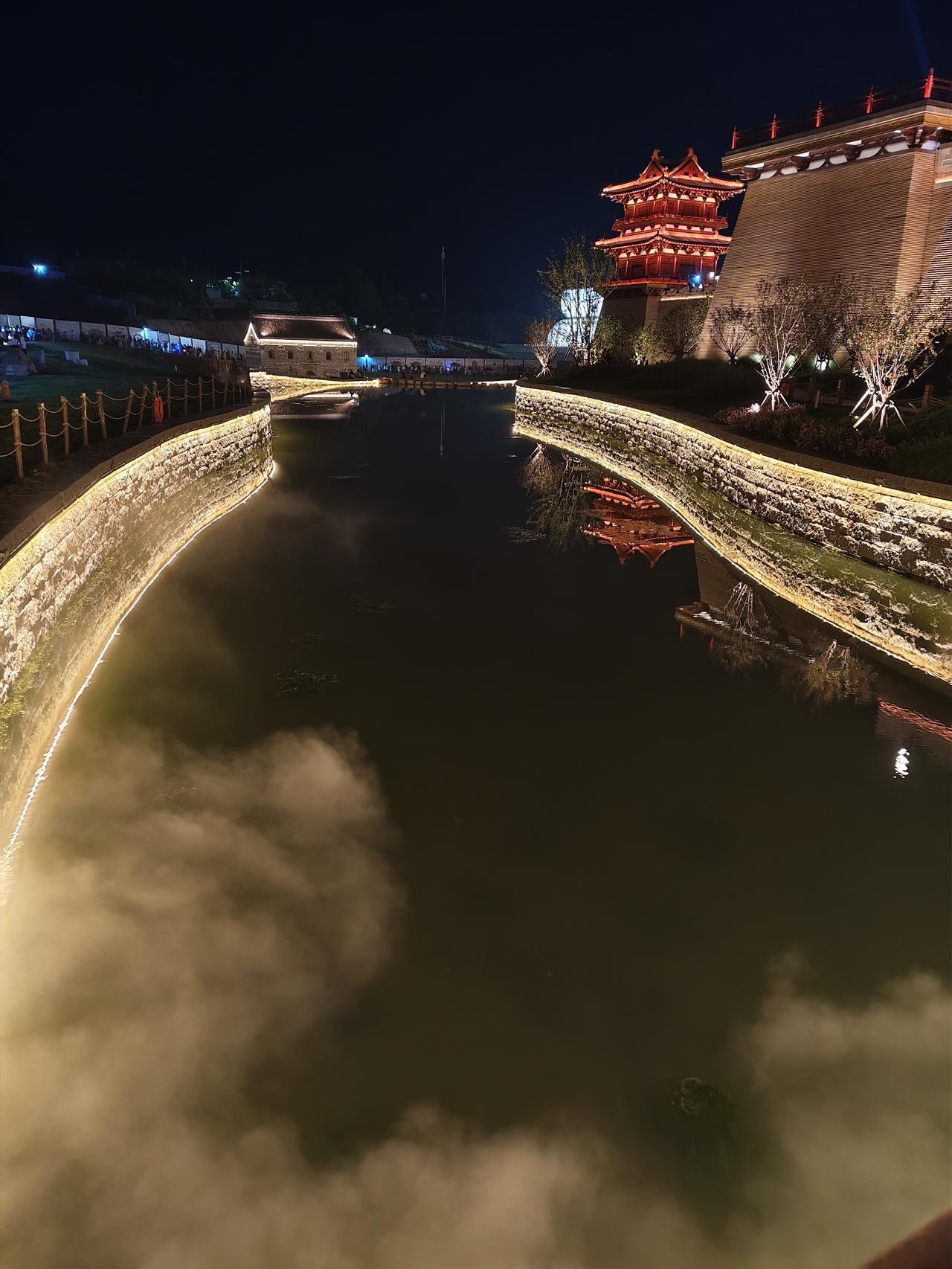 这处夜景简直是“现实版仙侠秘境”！
古建飞檐裹着暖红光晕，倒映在泛着薄雾的水面，