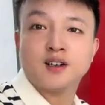 现在的小松成了网红，他的视频也得到了大家的热评，有说好的，有说不好，但是大家的统