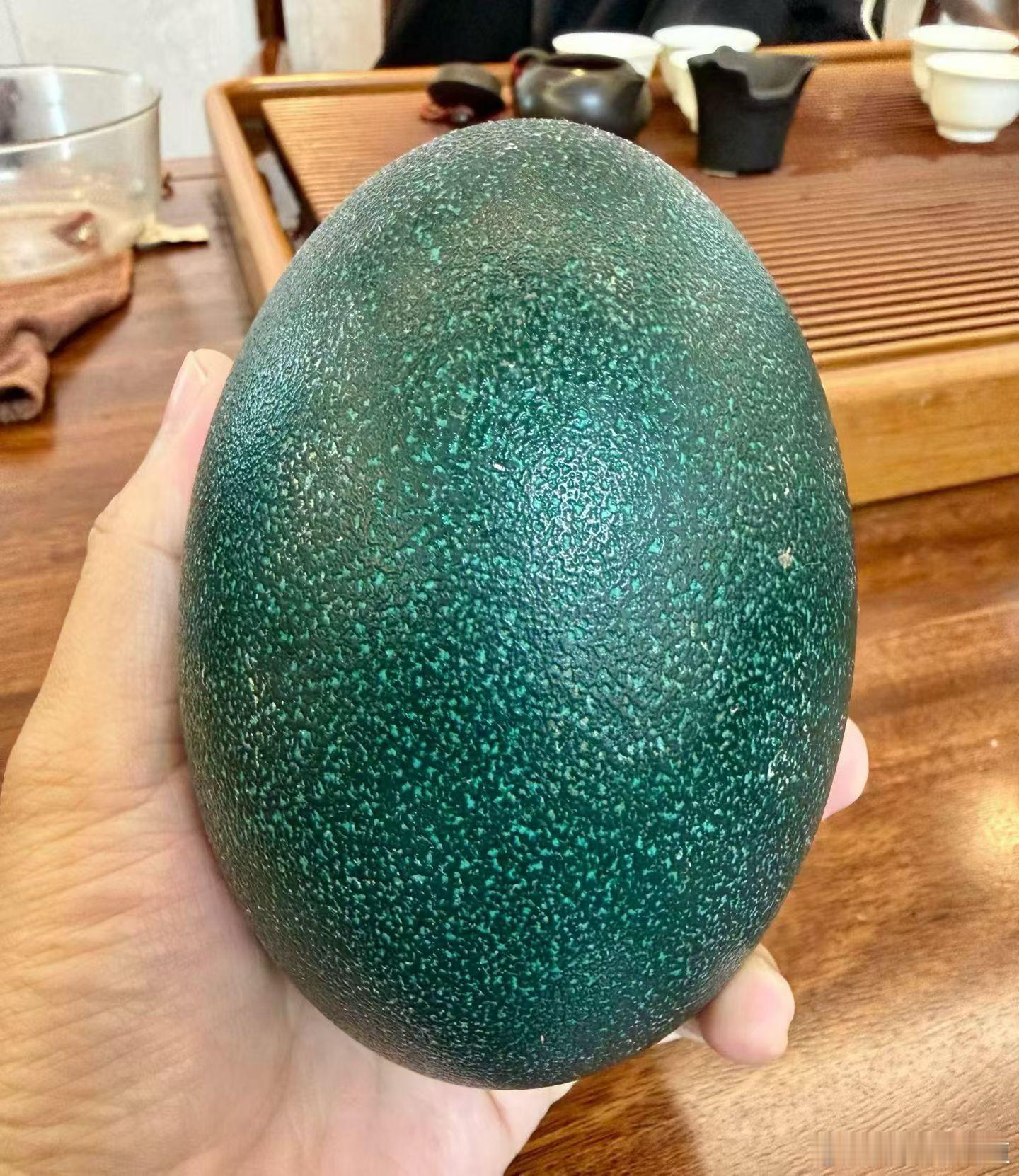 这绿色的像蛋的东西，我觉得是石头，可是朋友说能吃的这是蛋？