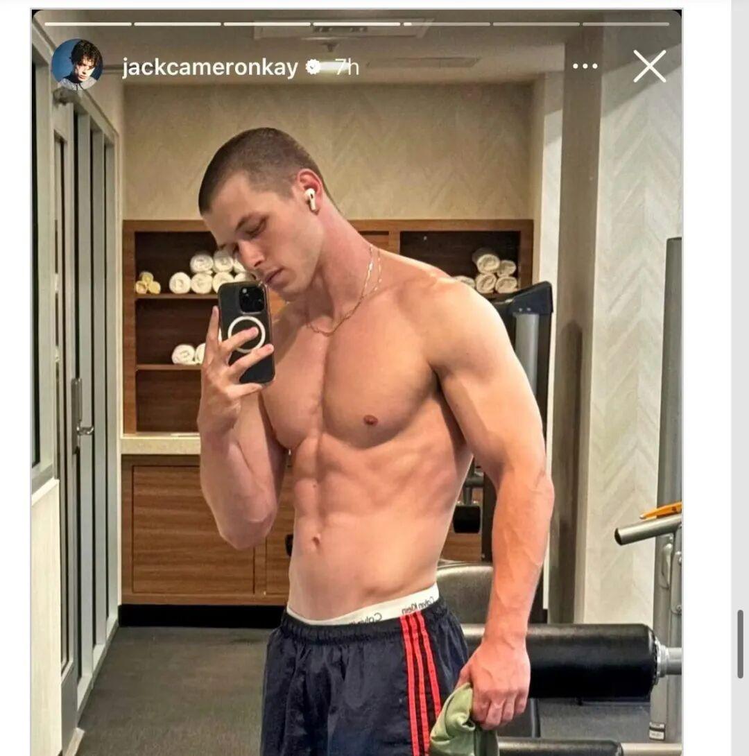 当《军靴男孩》（Boots）在社交媒体上掀起热潮时，饰演 Jones 的 Jac