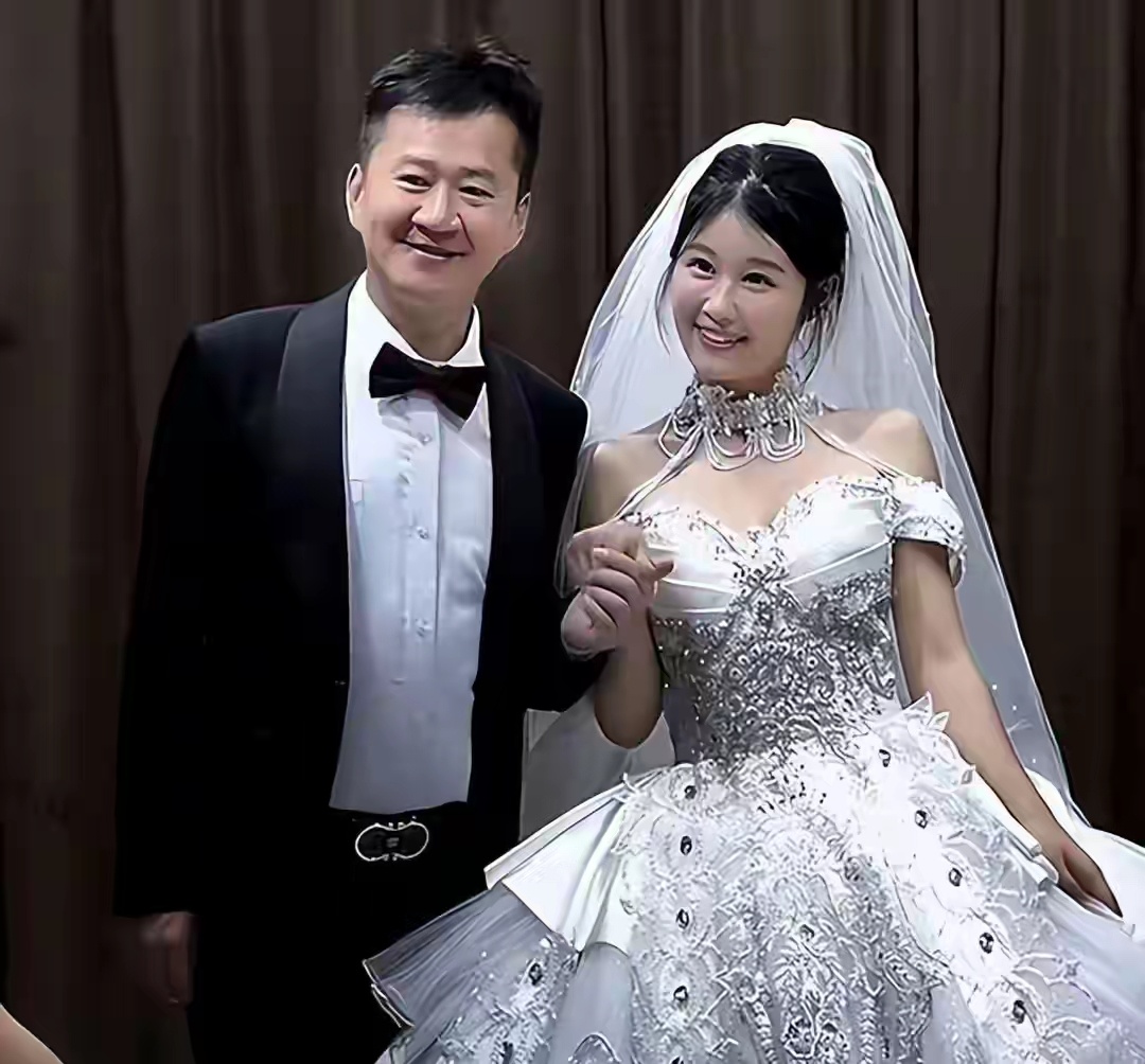 一个贪财一个好色？老夫少妻的“残酷”，在43岁李嘉明身上应验了 