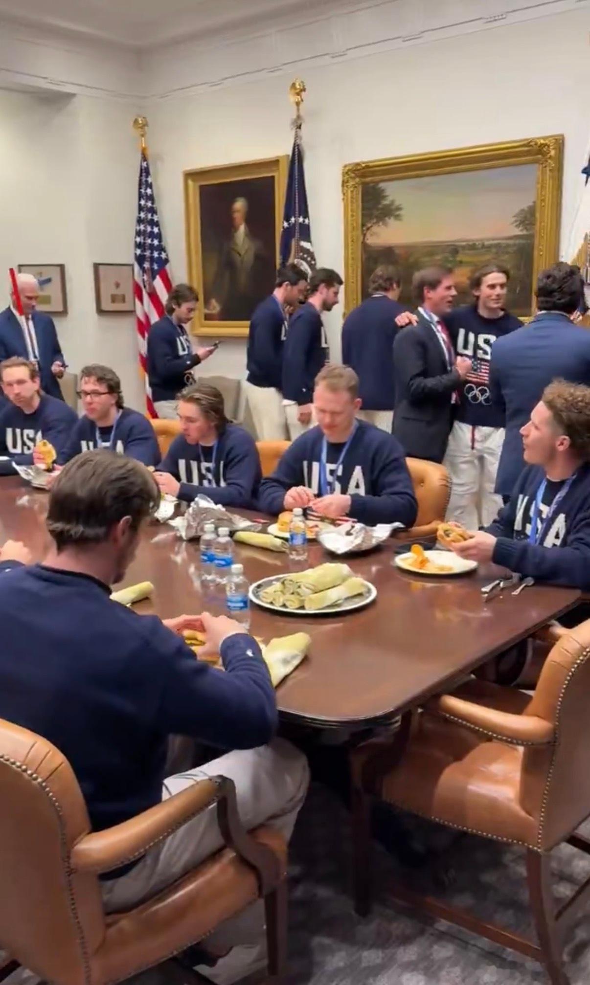 ‼️今天，特朗普总统在白宫为美国队准备了麦当劳餐点，送来了堆积如山的双层芝士汉堡