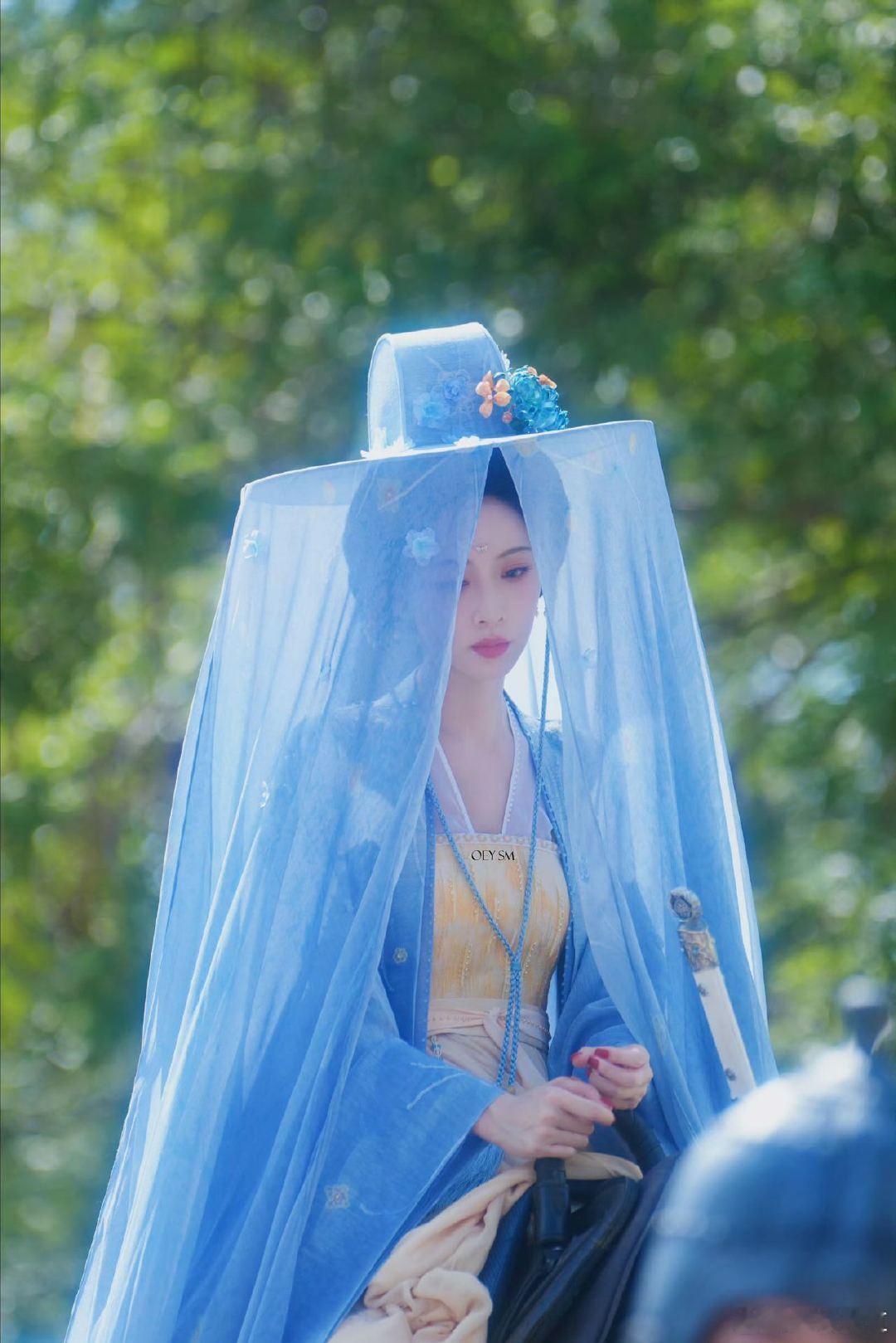 孟子义暮晚摇帷帽造型路透 孟子义神女降世 刷到孟子义的路透，湖蓝色帷帽真的太适合