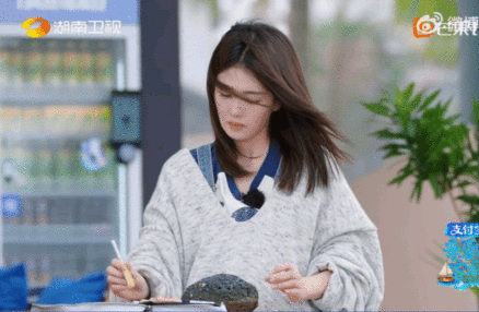 沈月说不能留白鹿一个人沈月也太暖心了吧！不能留白鹿一个人，贴贴亲爱的客栈