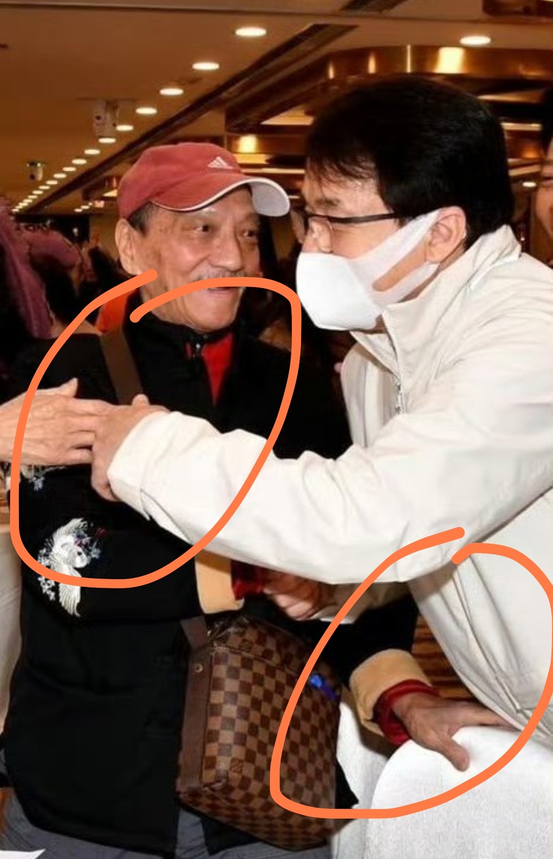 成龙突然发文悼念袁祥仁，配文里那句“刚刚得到消息，悲痛万分”看得人泪目！他晒出的